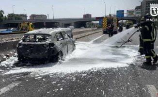 Detentions on the M-30 when a car catches fire after a hit with another vehicle