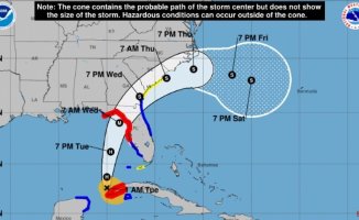 Spectacular lightning storm over the Caribbean: Idalia becomes a hurricane