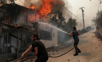 The death toll from the fires in Greece rises to 21 in a week