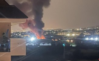 A fire in six industrial warehouses in Vilassar de Mar causes small explosions