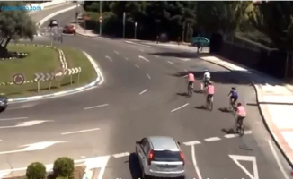The mistake you should not make when a group of cyclists is driving through a roundabout