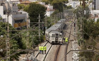 A train without passengers derails in Sitges and causes damage to six Rodalies lines