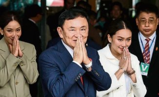 Thaksin ends 15 years of exile and surrenders with his jet in Bangkok