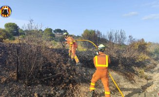 A forestry brigade will monitor the already controlled fire in Cullera throughout the morning