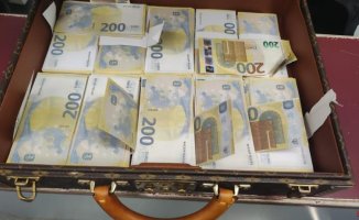 Arrested with a briefcase containing fake 250,000 euros in Badalona