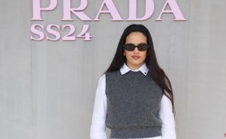 Rosalía returns to the public sphere at the Prada show in Milan with the star garment of the winter