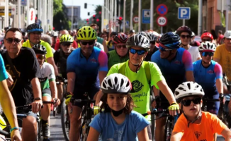 A cycling march protests in Elx against the dismantling of bike lanes