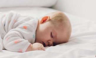 Should babies always sleep dressed?
