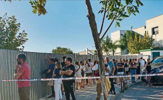 A minor stabs two students and three teachers in a high school in Jerez