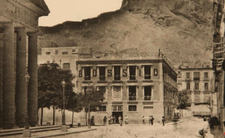 Alicante hotels so full that they rent apartments for their clients... in the year 1900