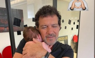 The tender image of Antonio Banderas with his goddaughter Daniela, María Casado's baby