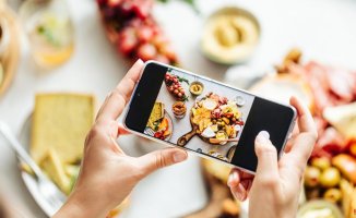 Looking at photos of food could make you feel satiated, according to recent studies