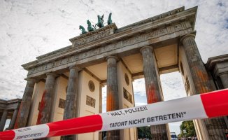 Climate activists paint the columns of the Brandenburg Gate in color