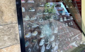 He assaults a sports store in Pineda de Mar and arrests him while he was trying on clothes and footwear