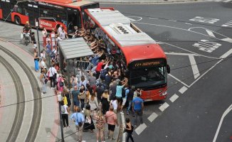 Dozens of people rescue a man trapped under the wheels of a bus in Bilbao