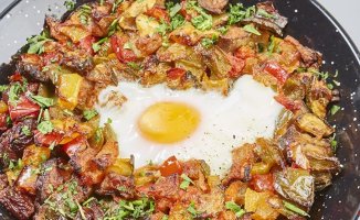 Vegetable ratatouille with baked egg, a healthy and complete recipe