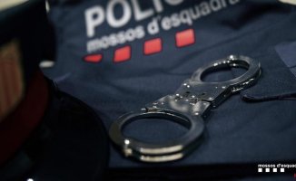 Two teenagers arrested for robbing a mobile store in Santa Coloma de Gramenet