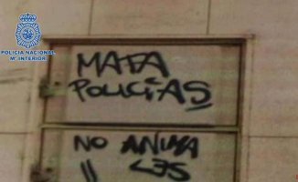 A young woman arrested in Teruel for painting more than 100 graffiti with messages that incite hatred
