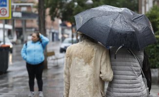 Rain in Madrid during a strong early morning storm causes outages in the subway