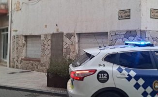 The Local Police of Llançà catch young people entering an old hostel that they say they want to occupy