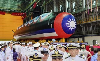Taiwan challenges Beijing with the first submarine to leave its shipyards