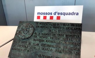 The Mossos recover the commemorative bronze plaque stolen at the top of the Matagalls