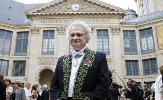 The Franco-Lebanese Amin Maalouf is elected perpetual secretary of the French Academy