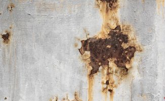 How to treat a rusty metal surface before painting it