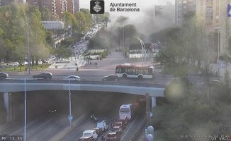 The fire of a truck in Nou Barris forces the closure of the Ronda de Dalt in Barcelona