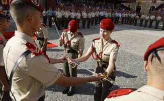 The Borbón cadet lady receives the officer's saber