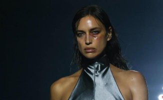 Irina Shayk impresses with a black eye at the London Fashion Week show