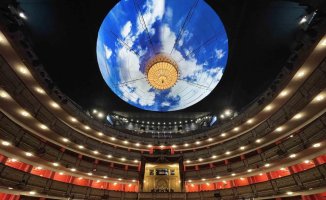 Fills the sky of Madrid in the Teatro Real