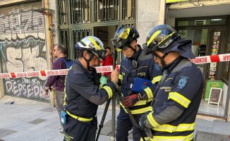 A man dies in a fire in a building in Puente de Vallecas and another is very serious