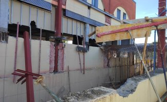 Three injured when a slab collapsed in works at the Espai Gironès shopping center in Salt