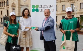 The Vox Health Minister in Valladolid distributes 7,500 portable ashtrays to smokers