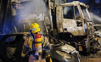 The fire in a truck affects eight vehicles parked in l'Hospitalet and damages various facades