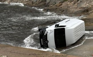 A van appears loaded with drugs and half overturned in a cove in Begur