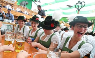 An accident on a roller coaster causes several injuries at the Oktoberfest in Munich