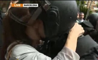 A police officer charged with 1-O denounces the "non-consensual" kiss of a protester in 2017
