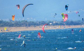 Kitesurfing fever in the Gulf of Roses