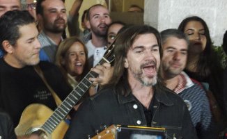 Juanes improvises a concert outside his hotel after his performance in Mérida was canceled