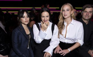 Rosalía has fun with Jenna Ortega and Jennifer Lawrence at the Dior show in Paris