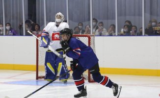 The queen of Thailand inaugurates an ice hockey rink and plays the game