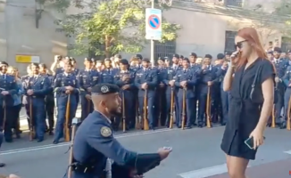 A soldier surprises with a marriage proposal before the parade