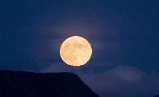 See how the full moon rises from Pla d'Aiats