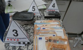 Ten men arrested in a block of flats in La Jonquera for drug trafficking