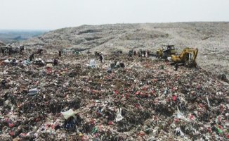 Jakarta's huge mountains of garbage force dozens of volunteers to act