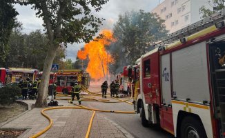 A gas leak causes a massive fire in the University City of Madrid