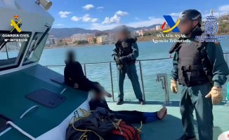 Two arrested after jumping into the sea from a container ship with three bales of drugs