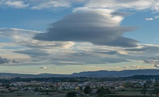 The migration of lenticular clouds